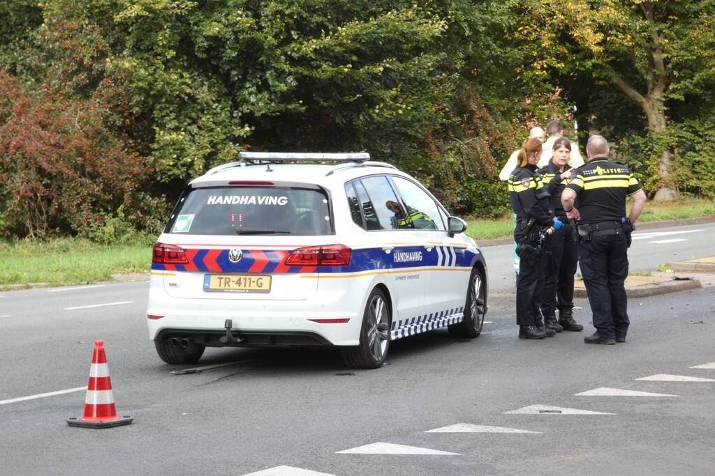 Enorme schade na botsing met twee auto's