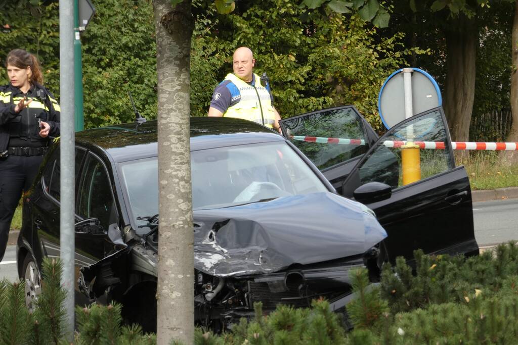 Enorme schade na botsing met twee auto's