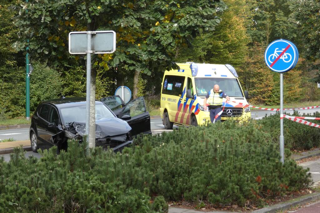 Enorme schade na botsing met twee auto's