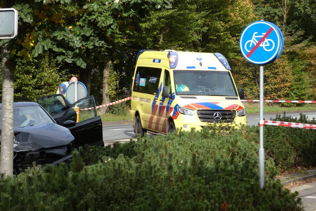 Enorme schade na botsing met twee auto's
