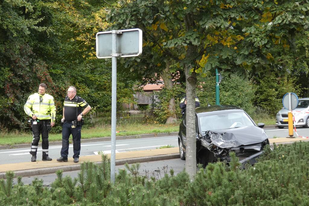 Enorme schade na botsing met twee auto's
