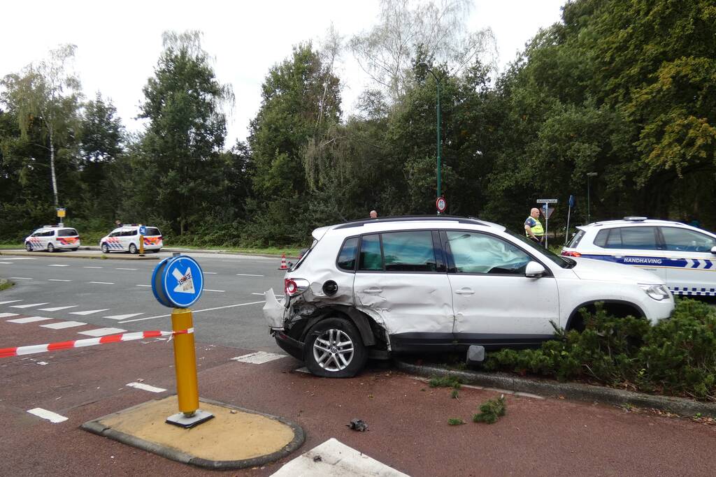 Enorme schade na botsing met twee auto's