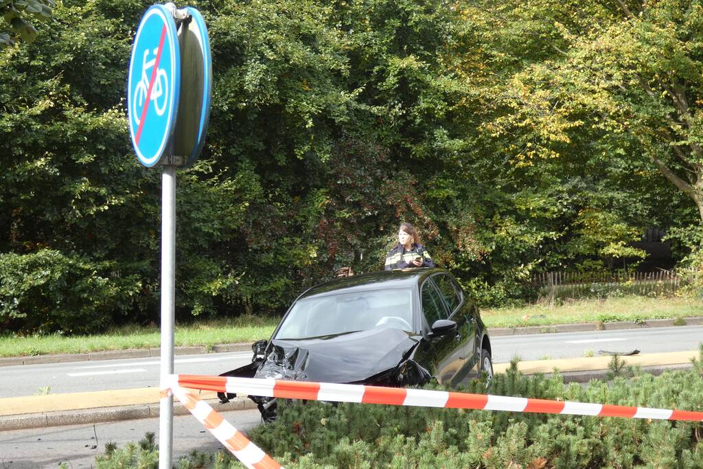 Enorme schade na botsing met twee auto's