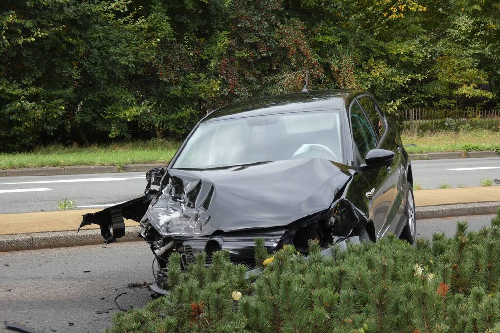 Enorme schade na botsing met twee auto's