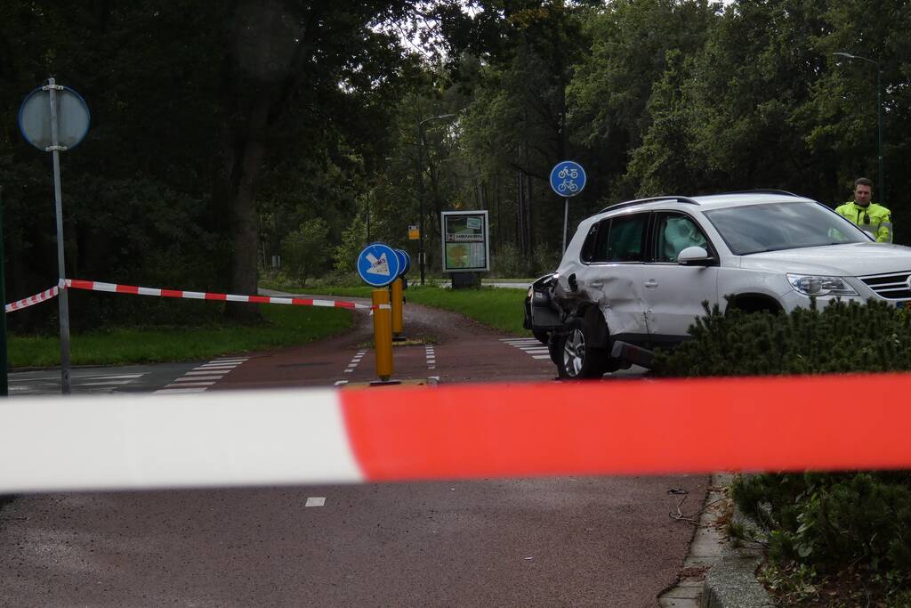 Enorme schade na botsing met twee auto's