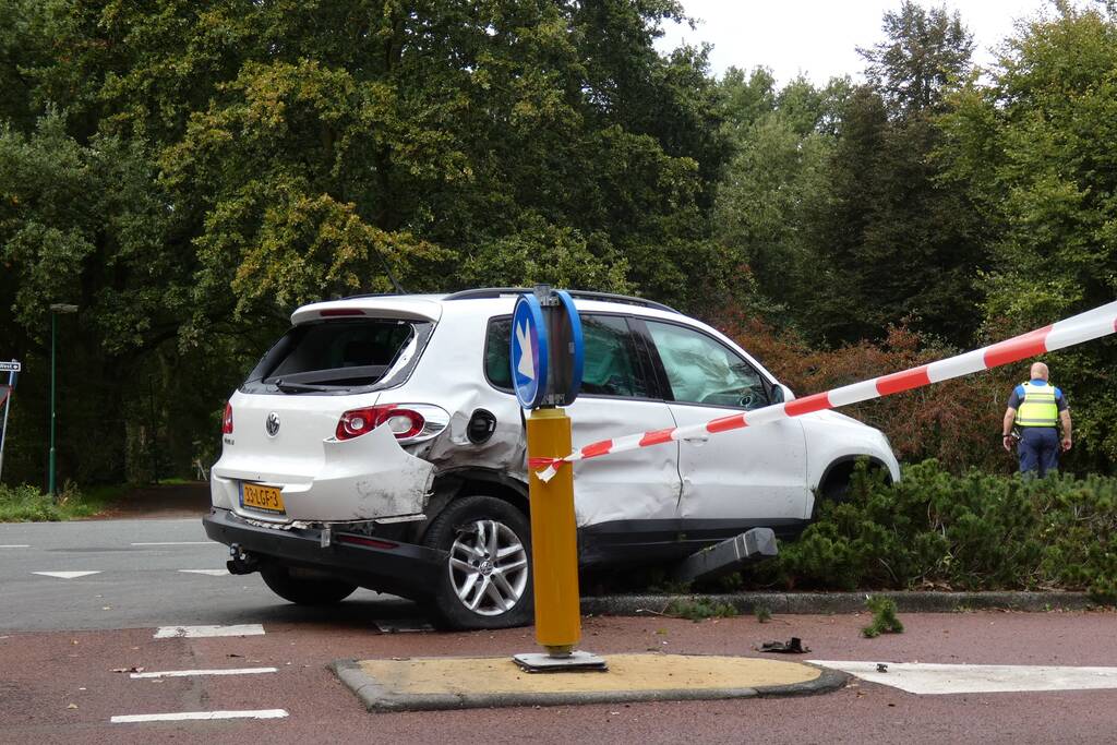 Enorme schade na botsing met twee auto's