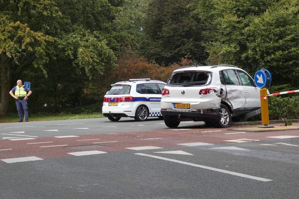 Enorme schade na botsing met twee auto's