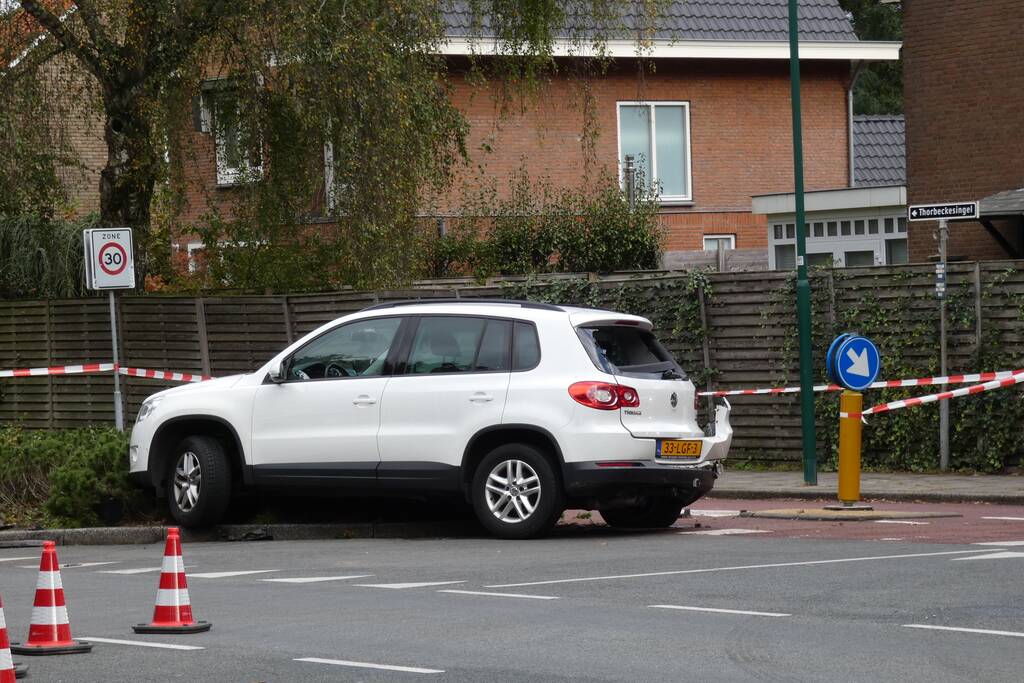 Enorme schade na botsing met twee auto's