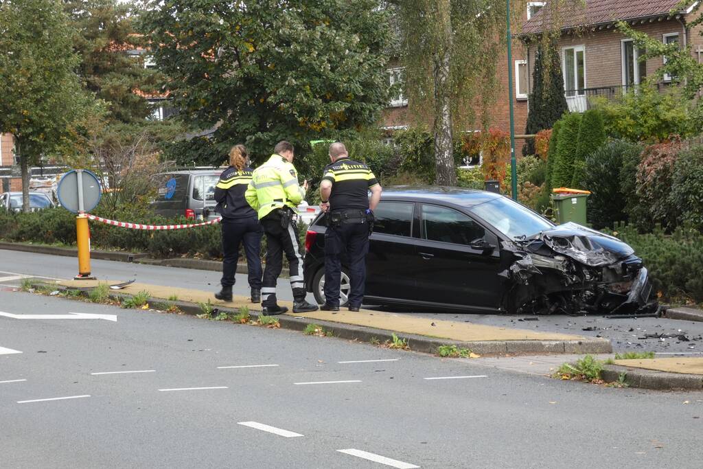 Enorme schade na botsing met twee auto's