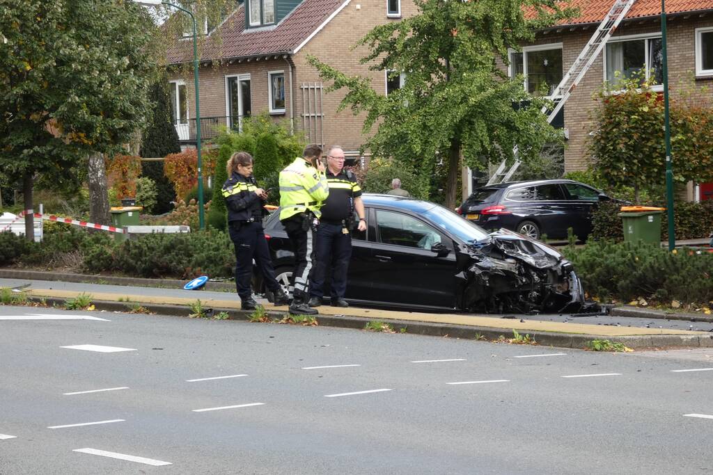 Enorme schade na botsing met twee auto's