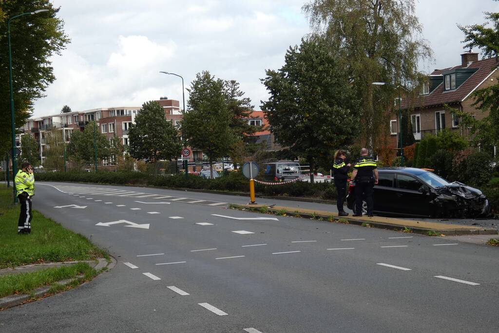 Enorme schade na botsing met twee auto's