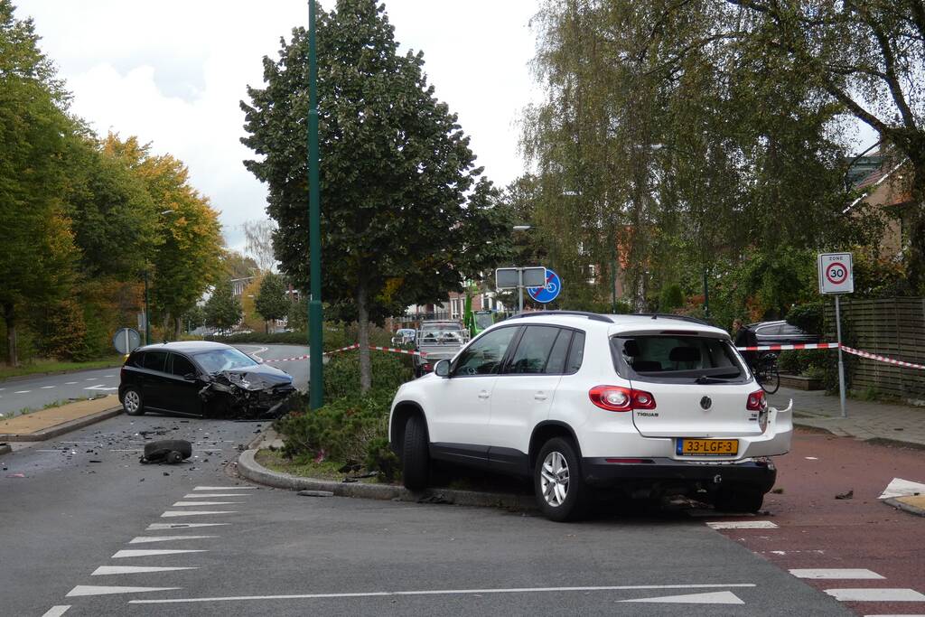 Enorme schade na botsing met twee auto's