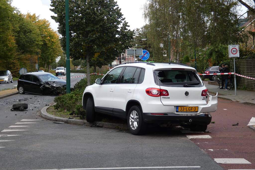 Enorme schade na botsing met twee auto's