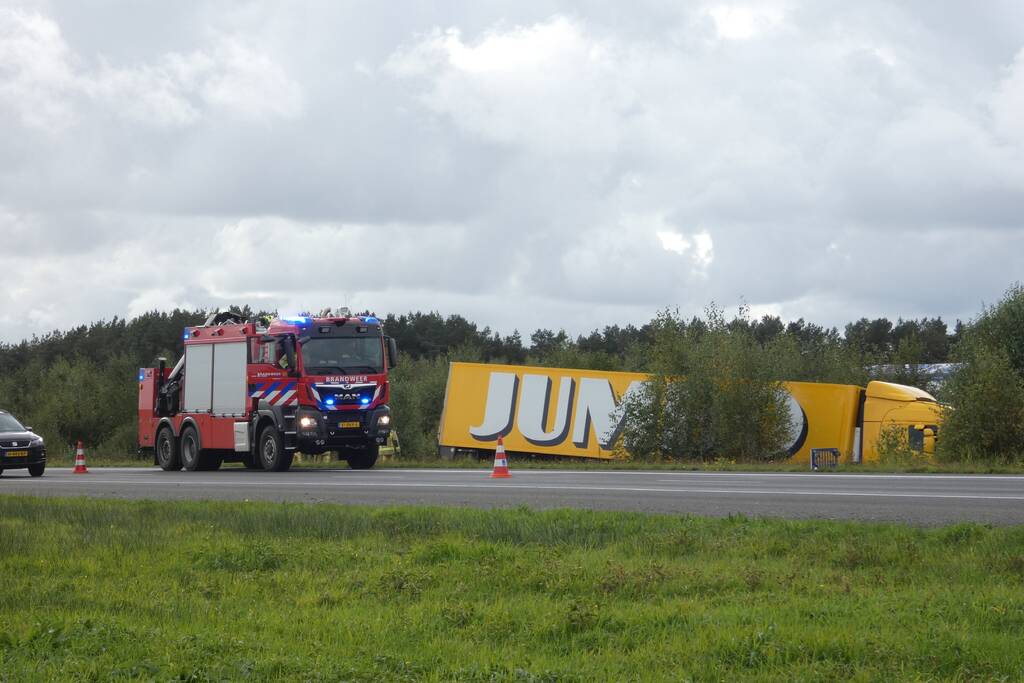 Jumbo-vrachtwagen belandt in sloot naast snelweg