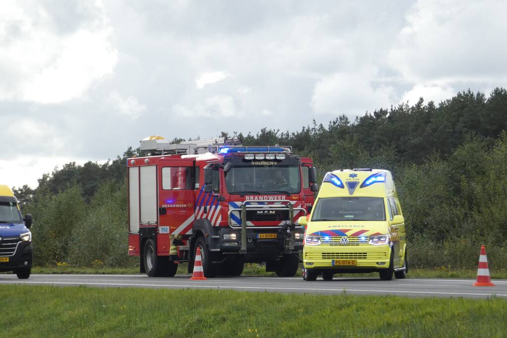 Jumbo-vrachtwagen belandt in sloot naast snelweg