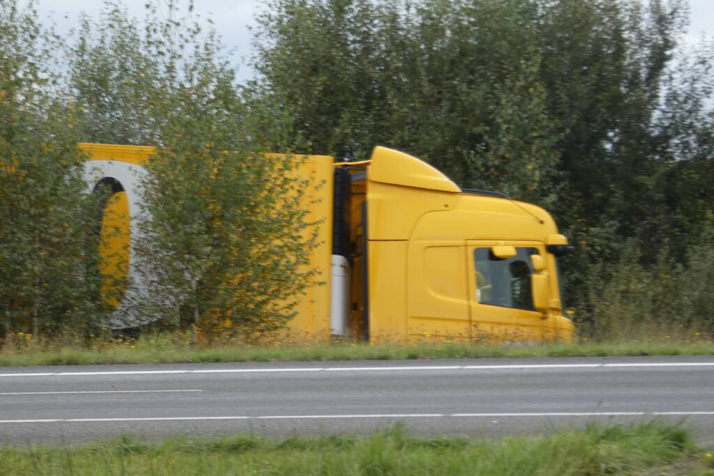 Jumbo-vrachtwagen belandt in sloot naast snelweg