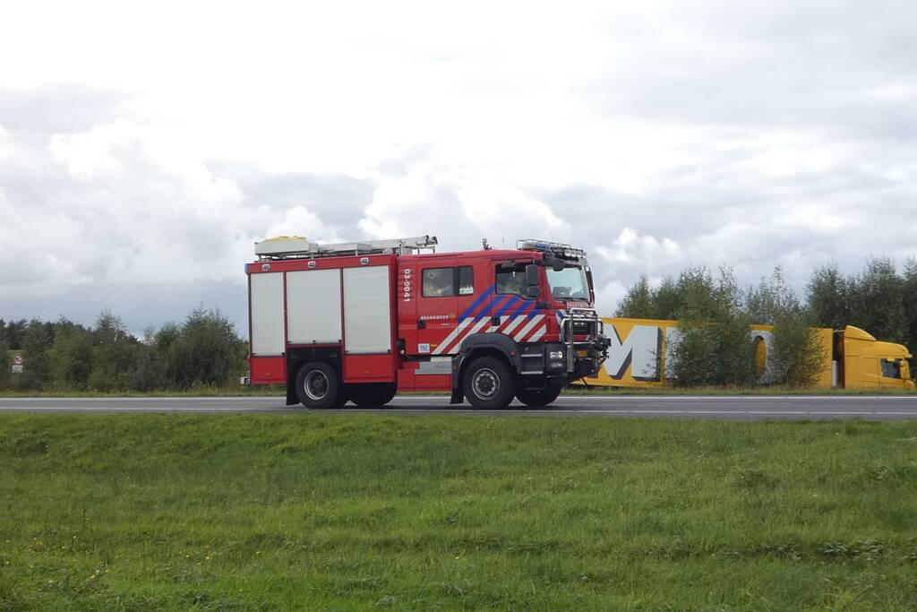 Jumbo-vrachtwagen belandt in sloot naast snelweg