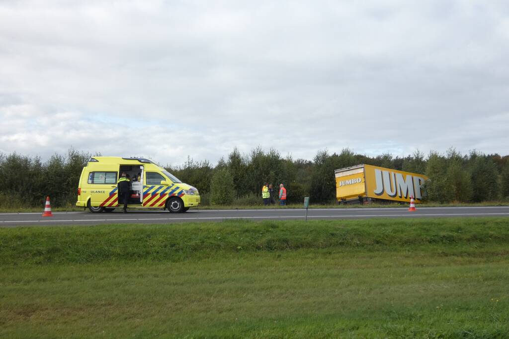 Jumbo-vrachtwagen belandt in sloot naast snelweg