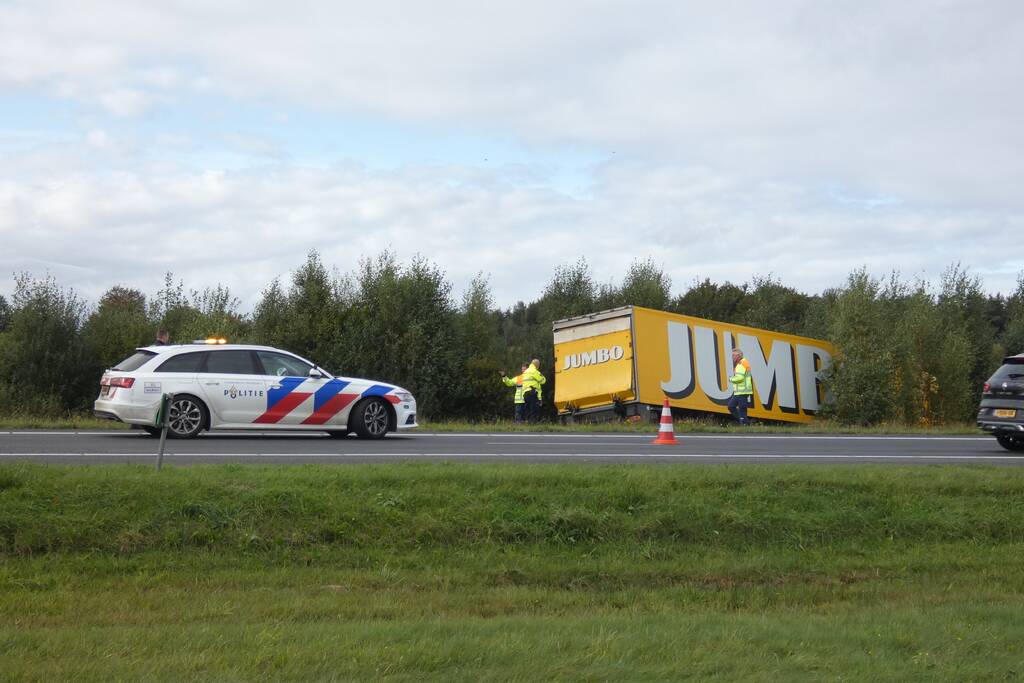 Jumbo-vrachtwagen belandt in sloot naast snelweg