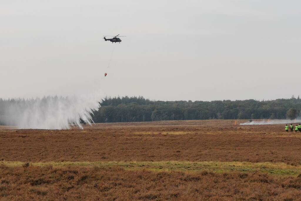 Brandweer en Landmacht oefenen boven Ginkelse Heide