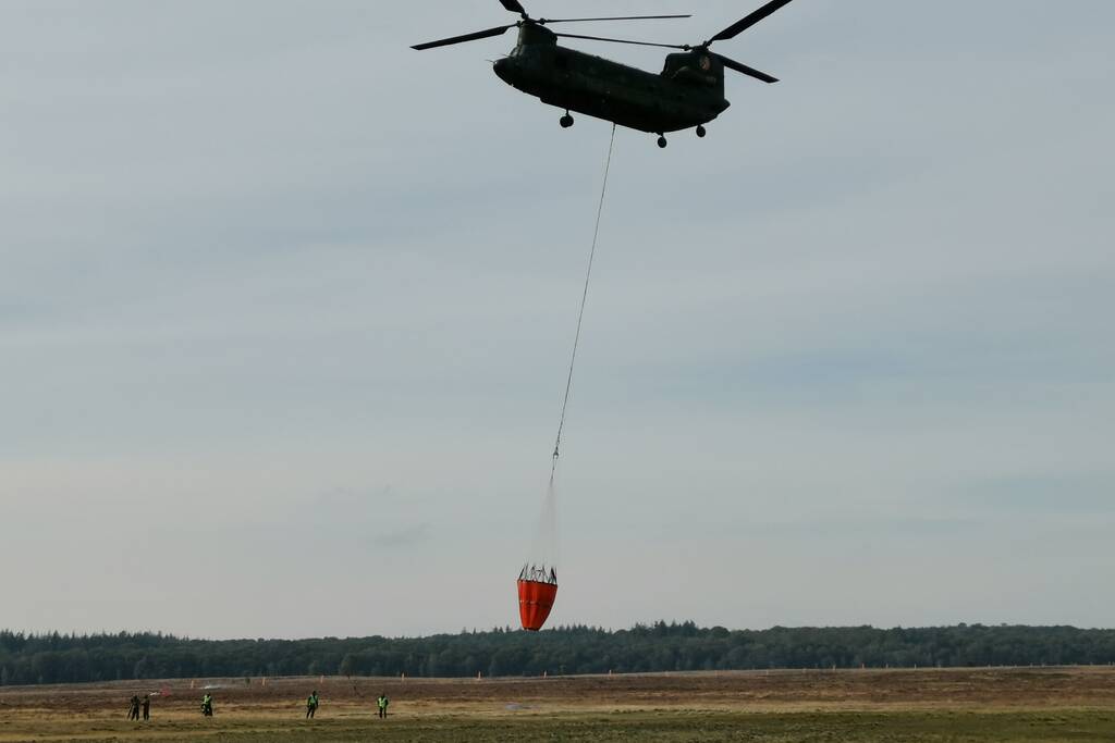 Brandweer en Landmacht oefenen boven Ginkelse Heide