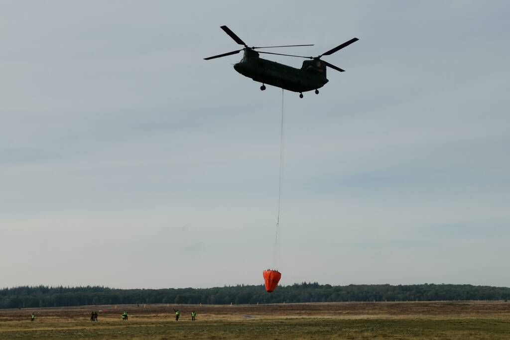 Brandweer en Landmacht oefenen boven Ginkelse Heide