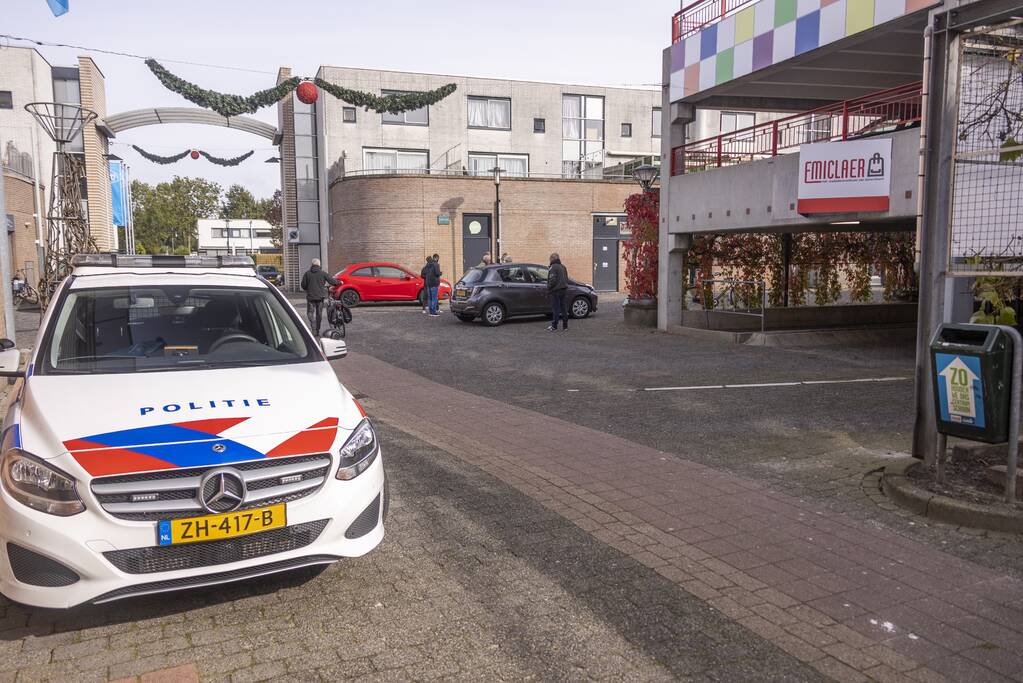 Twee auto's botsen voor parkeergarage Winkelcentrum Emiclaer
