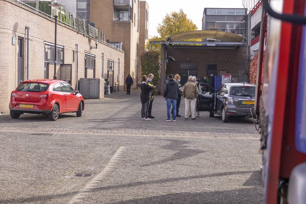 Twee auto's botsen voor parkeergarage Winkelcentrum Emiclaer