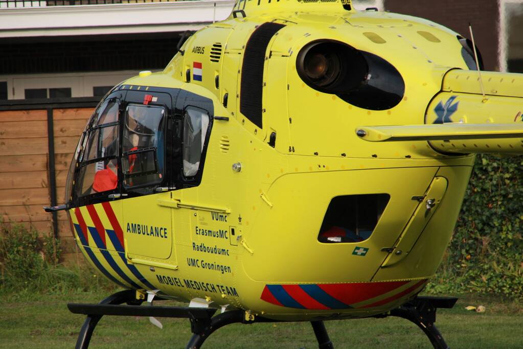 Traumahelikopter landt voor gevallen persoon