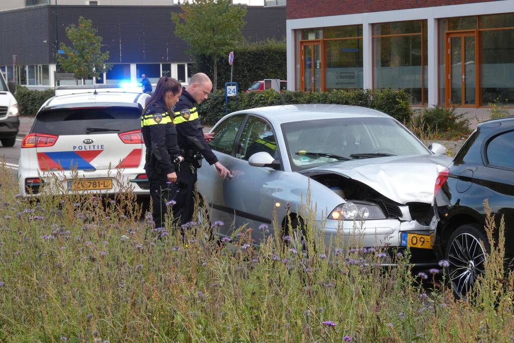 Kop-staart aanrijding tussen drie voertuigen