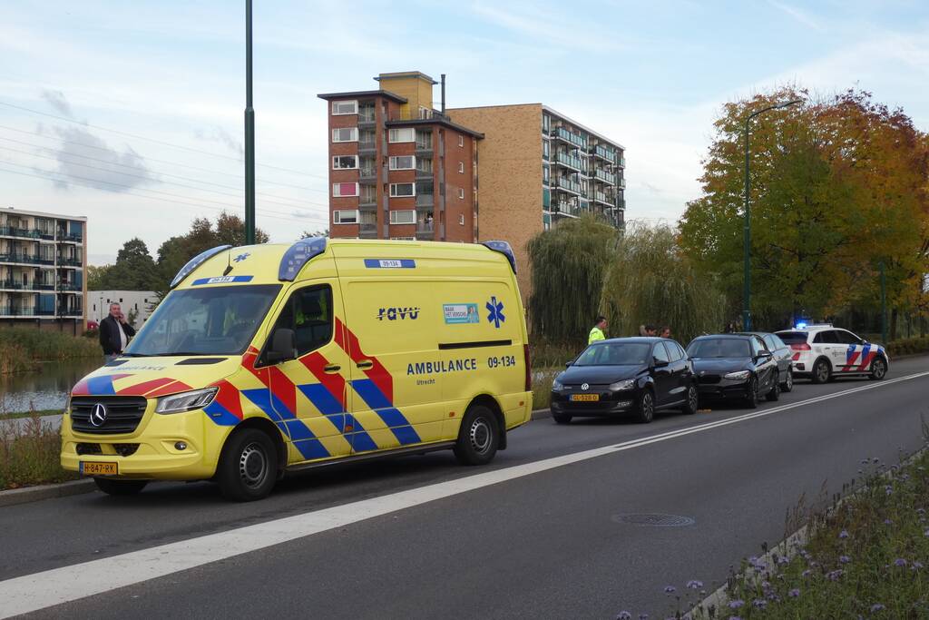 Kop-staart aanrijding tussen drie voertuigen