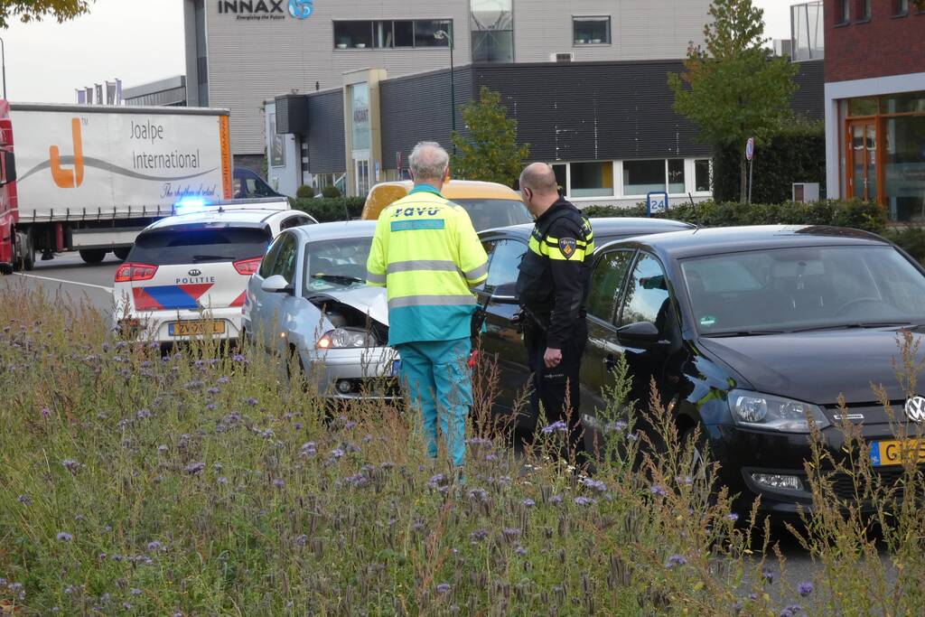 Kop-staart aanrijding tussen drie voertuigen