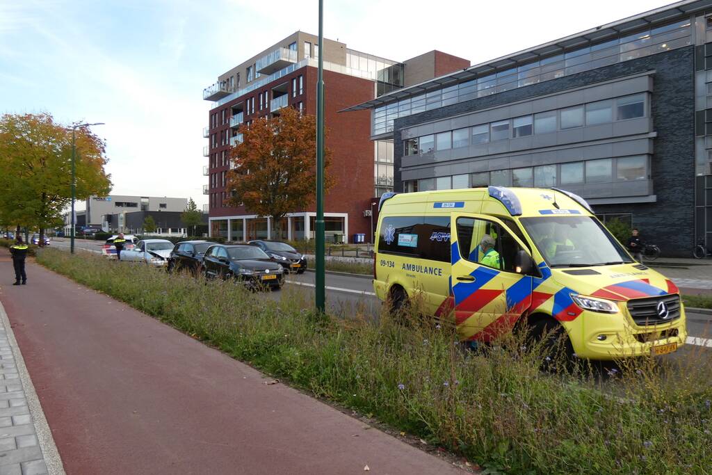 Kop-staart aanrijding tussen drie voertuigen