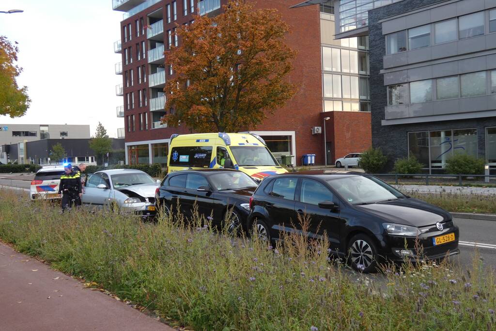 Kop-staart aanrijding tussen drie voertuigen