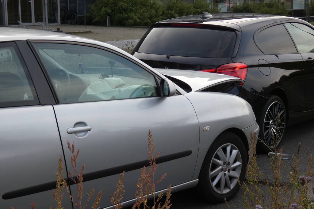 Kop-staart aanrijding tussen drie voertuigen