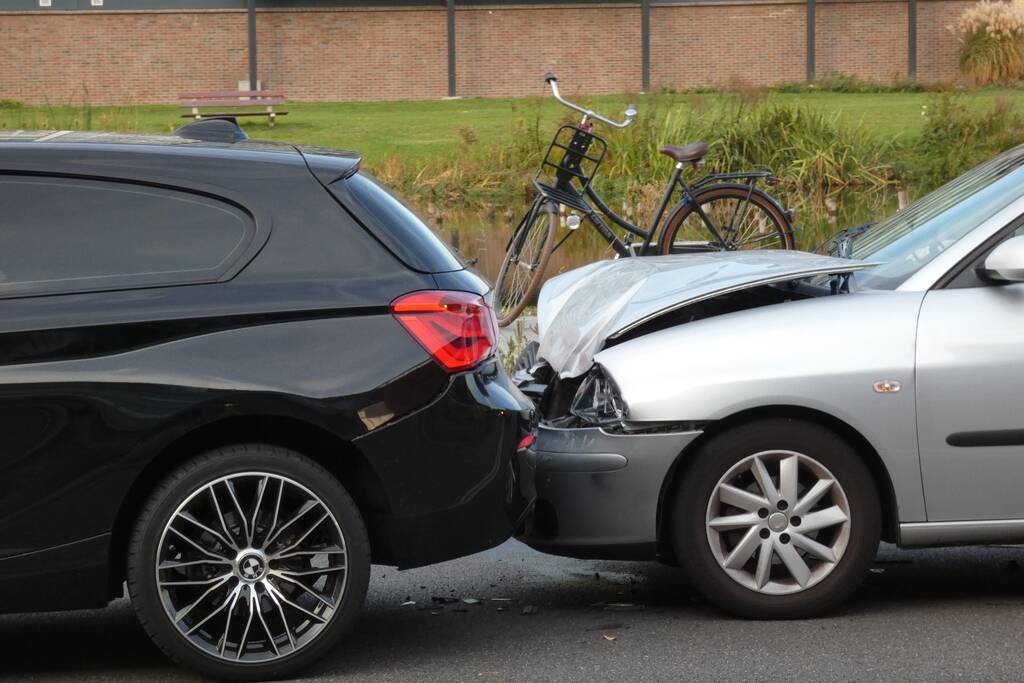 Kop-staart aanrijding tussen drie voertuigen