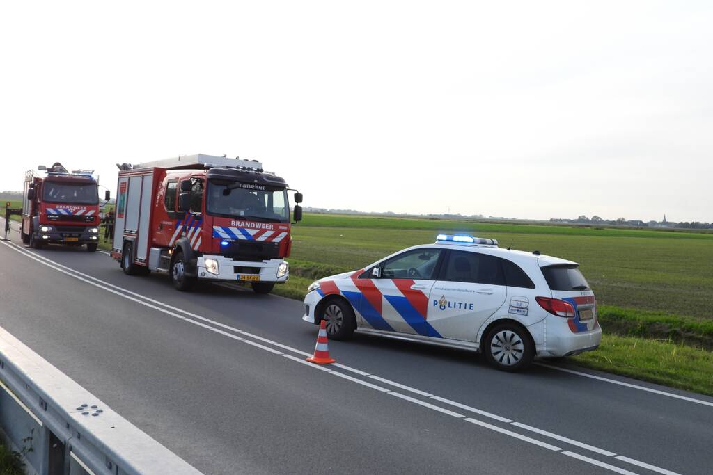 Paard met wagen valt in sloot