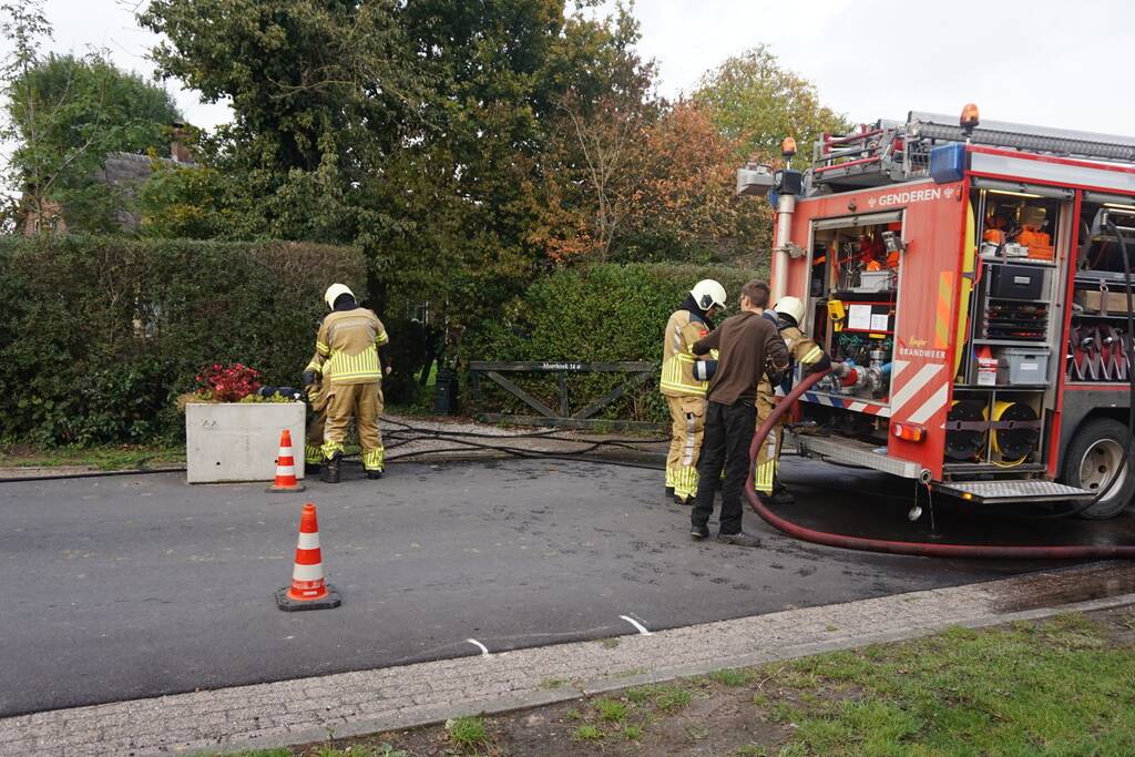 Brandweer blust brand in badkamer