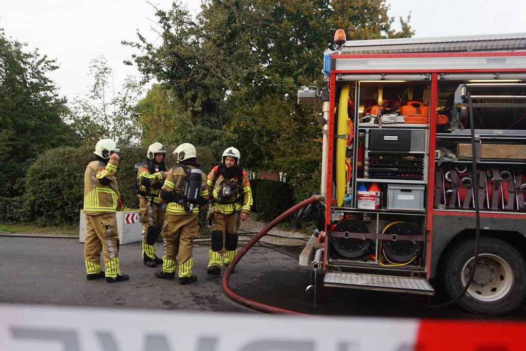Brandweer blust brand in badkamer