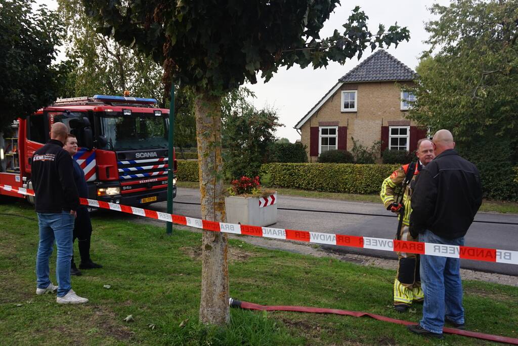 Brandweer blust brand in badkamer