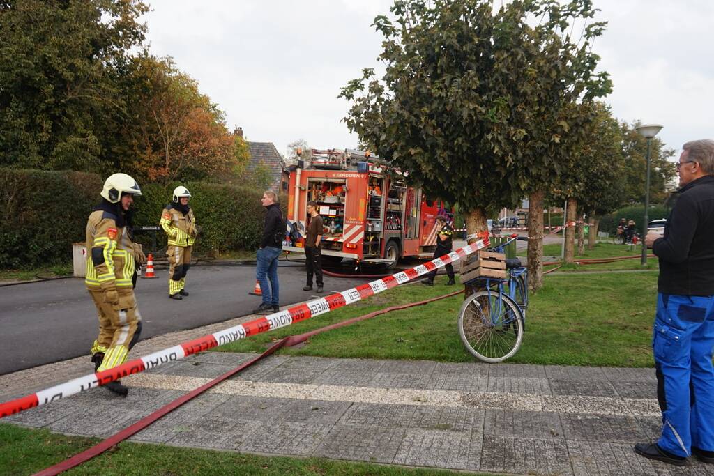 Brandweer blust brand in badkamer