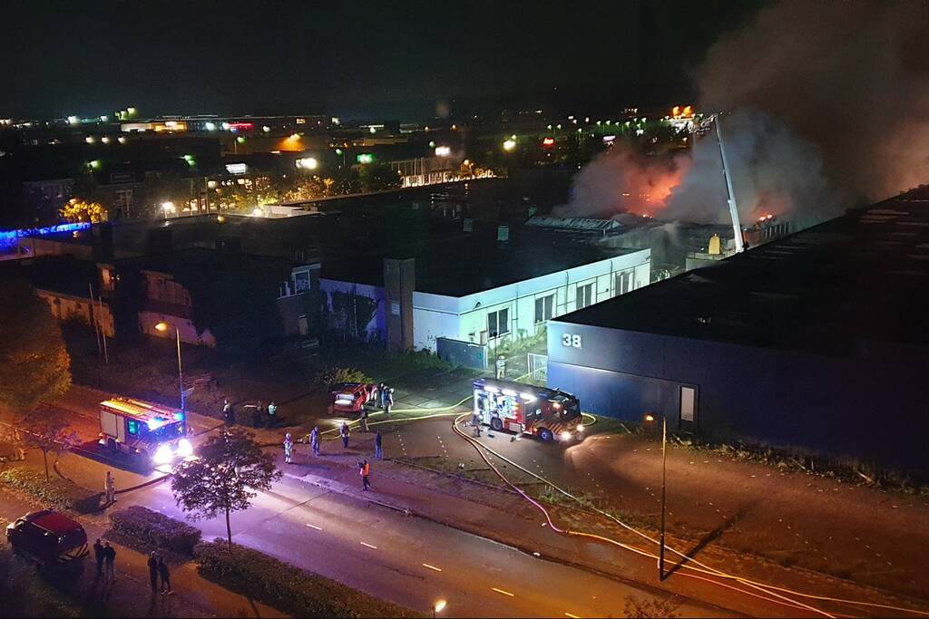 Grote uitslaande brand in opslagloods