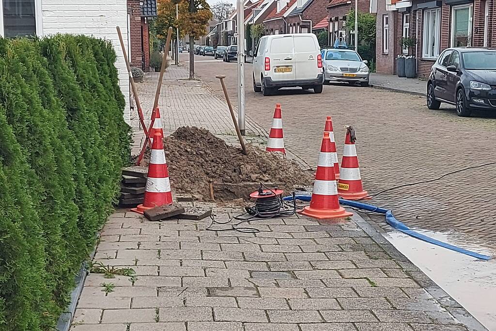 Waterlekkage onder trottoir