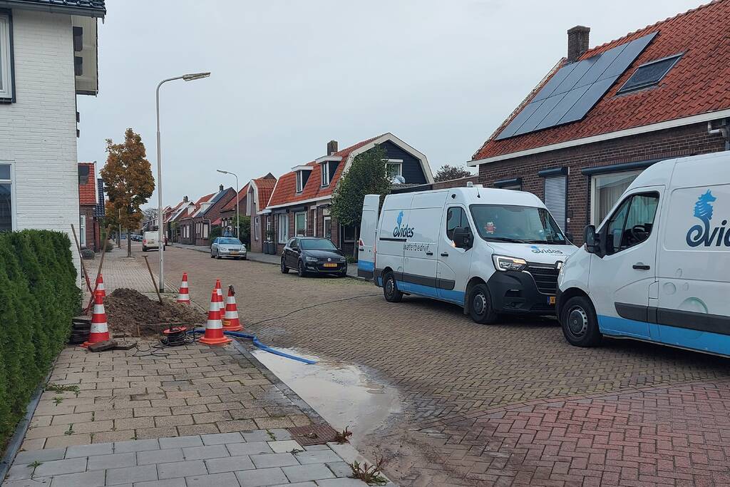 Waterlekkage onder trottoir