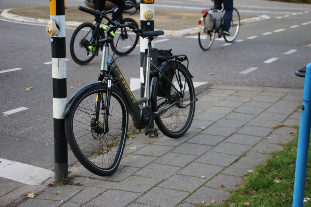 E-biker in botsing met personenauto
