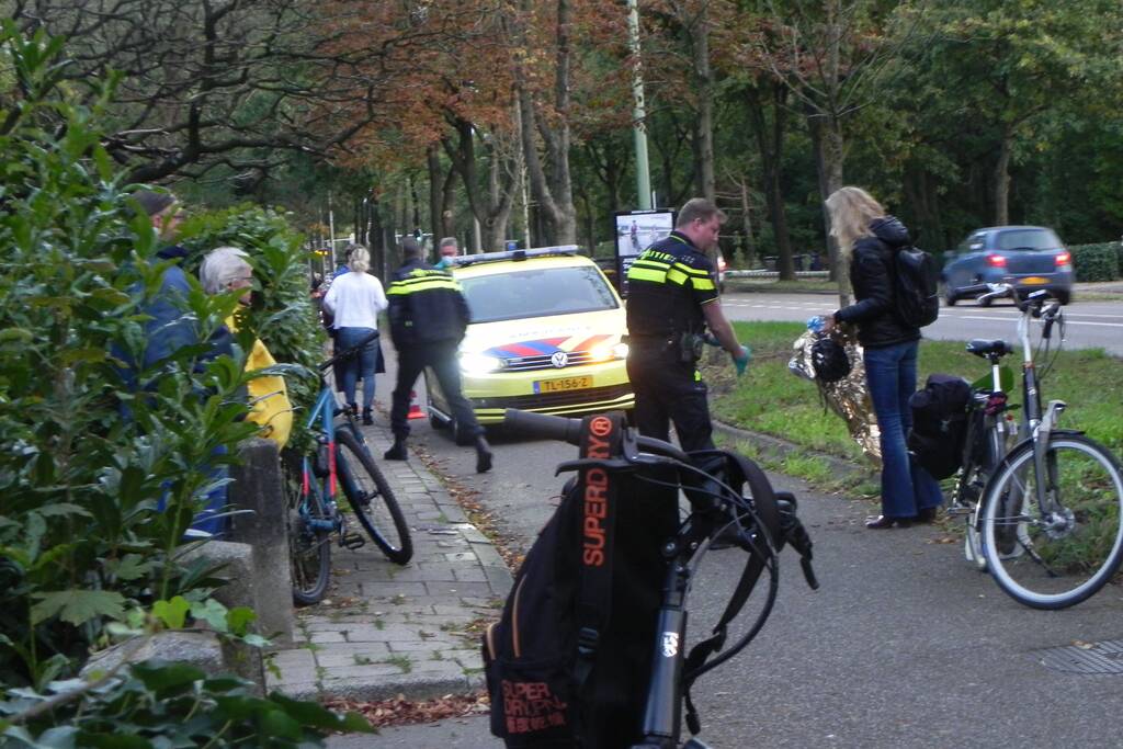 Twee fietsers botsen op fietspad