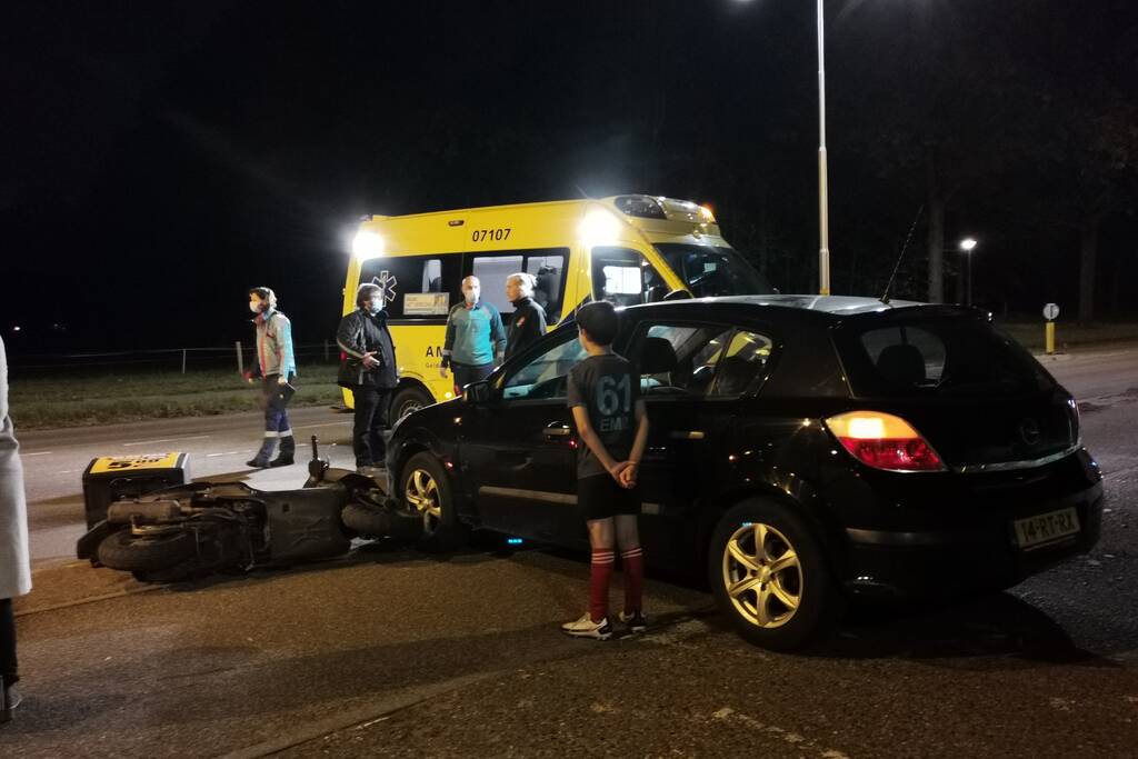 Maaltijdbezorger botst op kruising met auto