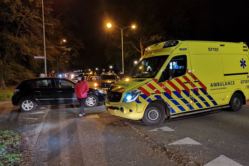 Maaltijdbezorger botst op kruising met auto