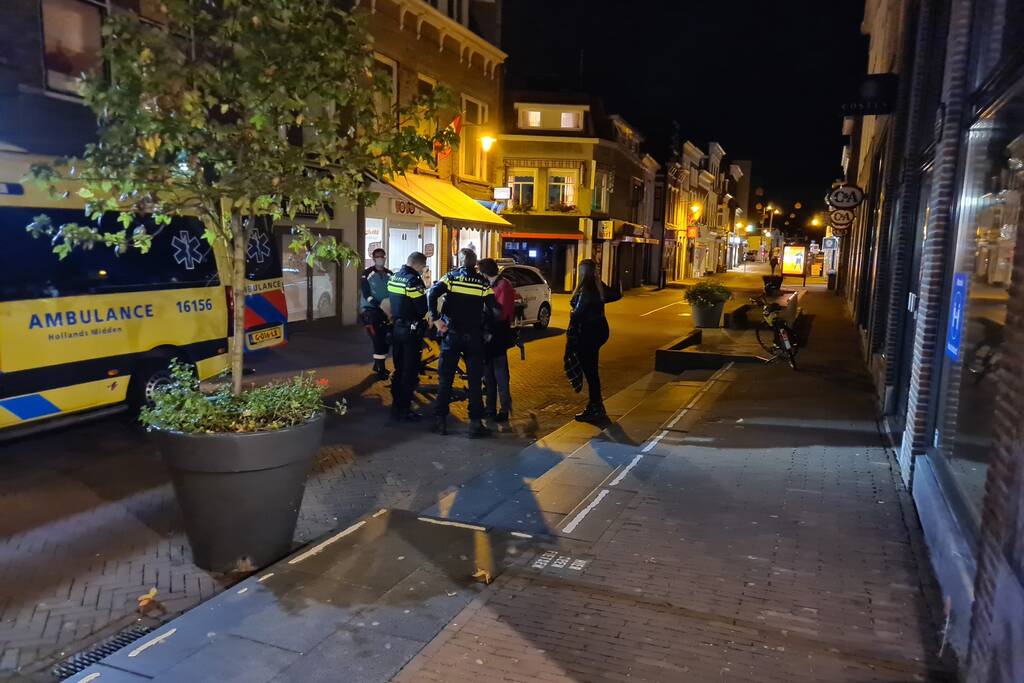 Man wijkt uit en slaat over de kop