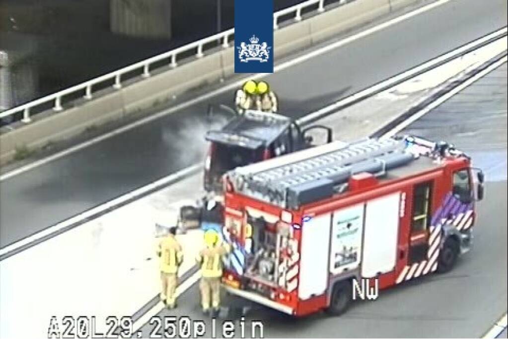 Weg dicht na brandend voertuig knooppunt Kleinpolderplein